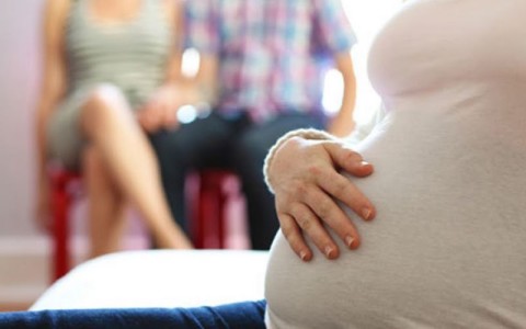 Utero in affitto, “inammissibile vietarne il ricorso all’estero”