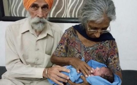 Partorisce a 70 anni con la fecondazione in vitro. La storia di Daljinder racconta la straordinaria forza di una mamma