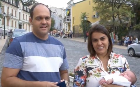 14/11/2017 – La figlia della coppia brasiliana ha ottenuto il suo primo documento ed è pronta per tornare a casa!