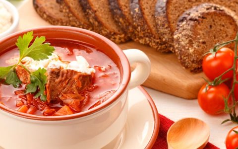 La cucina ucraina è stata riconosciuta come una delle migliori al mondo! E voi, avete già assaggiato il borsch e i varenyky?