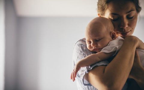 L’eta’ giusta per diventare mamma? Meta’ donne dice entro i 40 anni