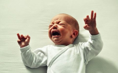 Coliche del neonato, tutto quello che le mamme devono sapere. Cause, rimedi, farmaci