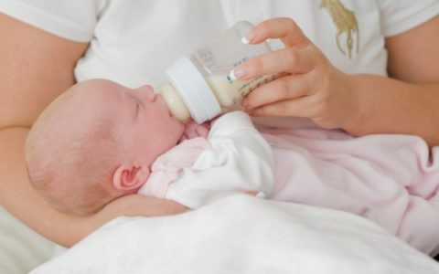 Latte artificiale per il neonato: quale scegliere. Dosi e quantità, preparazione